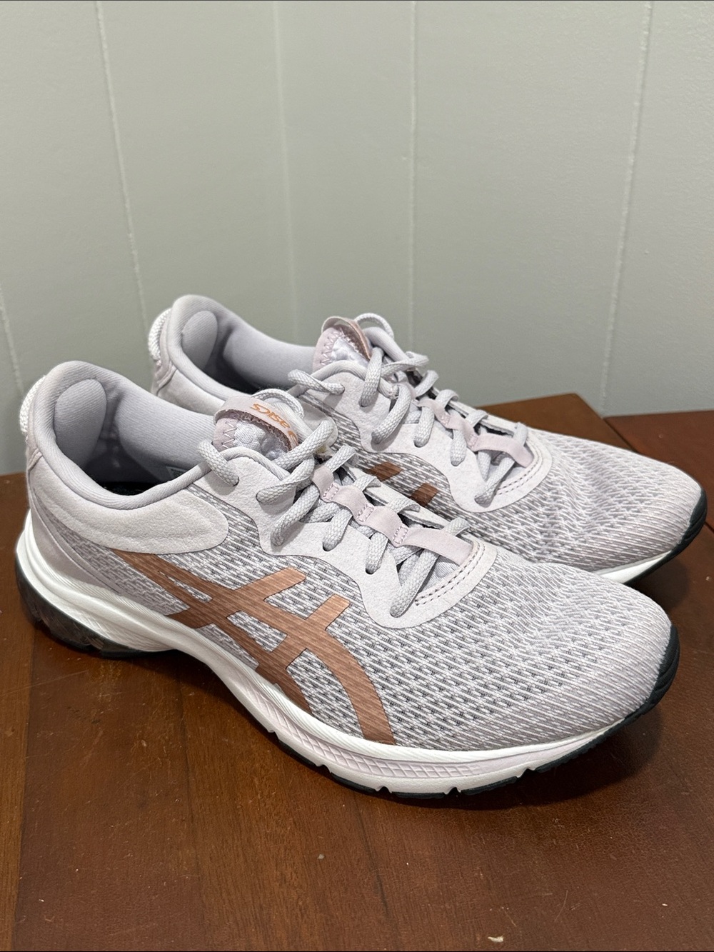 ASICS Women's Gel Kumo Light Gray Running Shoes with Rose Gold Logos size 9